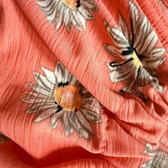 2 for 1 Suzy Shier Coral Floral Camisole and white blue flowy tops - Picture 5 of 14